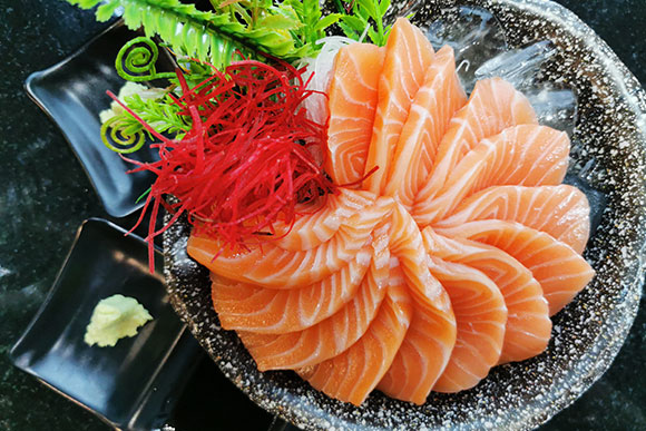 「ご当地サーモン」の真髄を知るならまずは刺しから