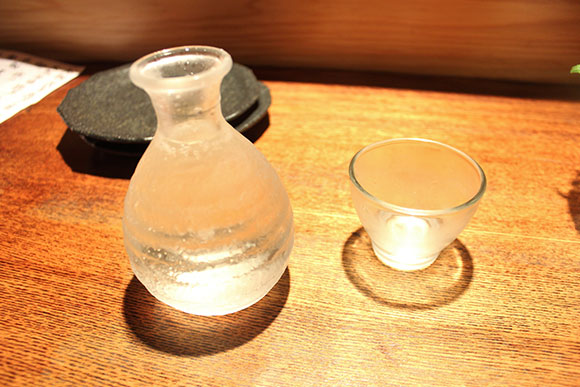 希少銘柄など常時10種以上の日本酒をご用意。ハイボールも充実